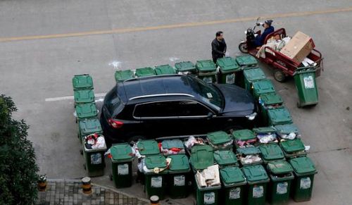 汽車被垃圾桶包圍是被惡搞還是得罪人了？