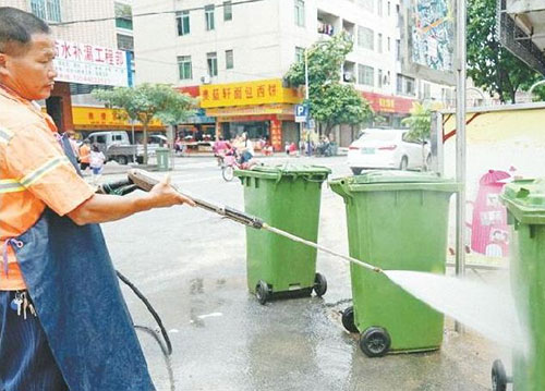 街頭果皮箱清理有神器 清遠(yuǎn)街頭使用高壓噴槍